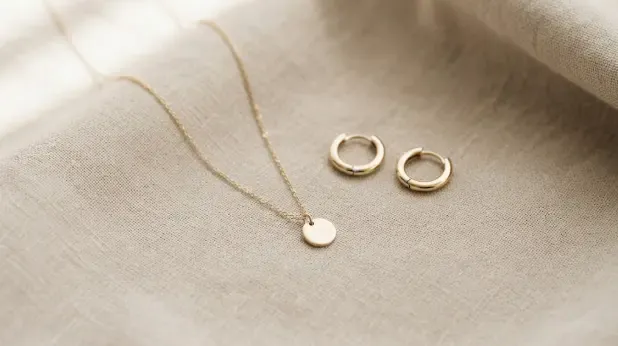 Collar y pendientes de vermeil de plata 925 sobre fondo neutro