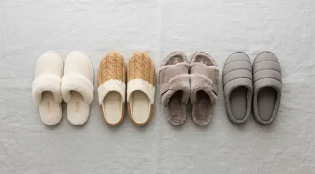 Comparativa de varias zapatillas de casa de borreguito y peluche en tonos neutros