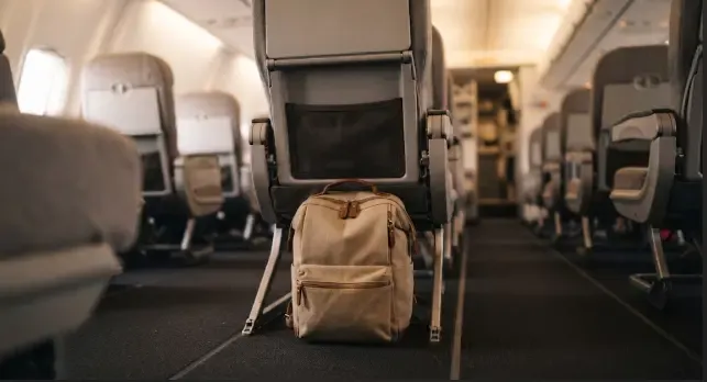 Mochila de viaje 40x20x25 colocada bajo el asiento delantero