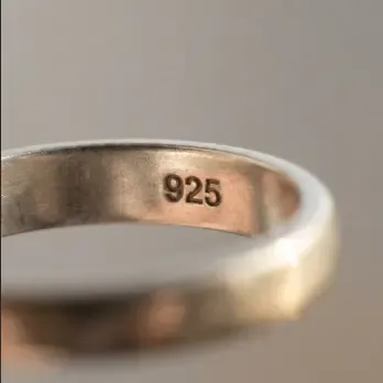 Marcado 925 en el interior de un anillo de plata