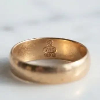 Detalle del contraste 750 grabado en un anillo de oro de 18k
